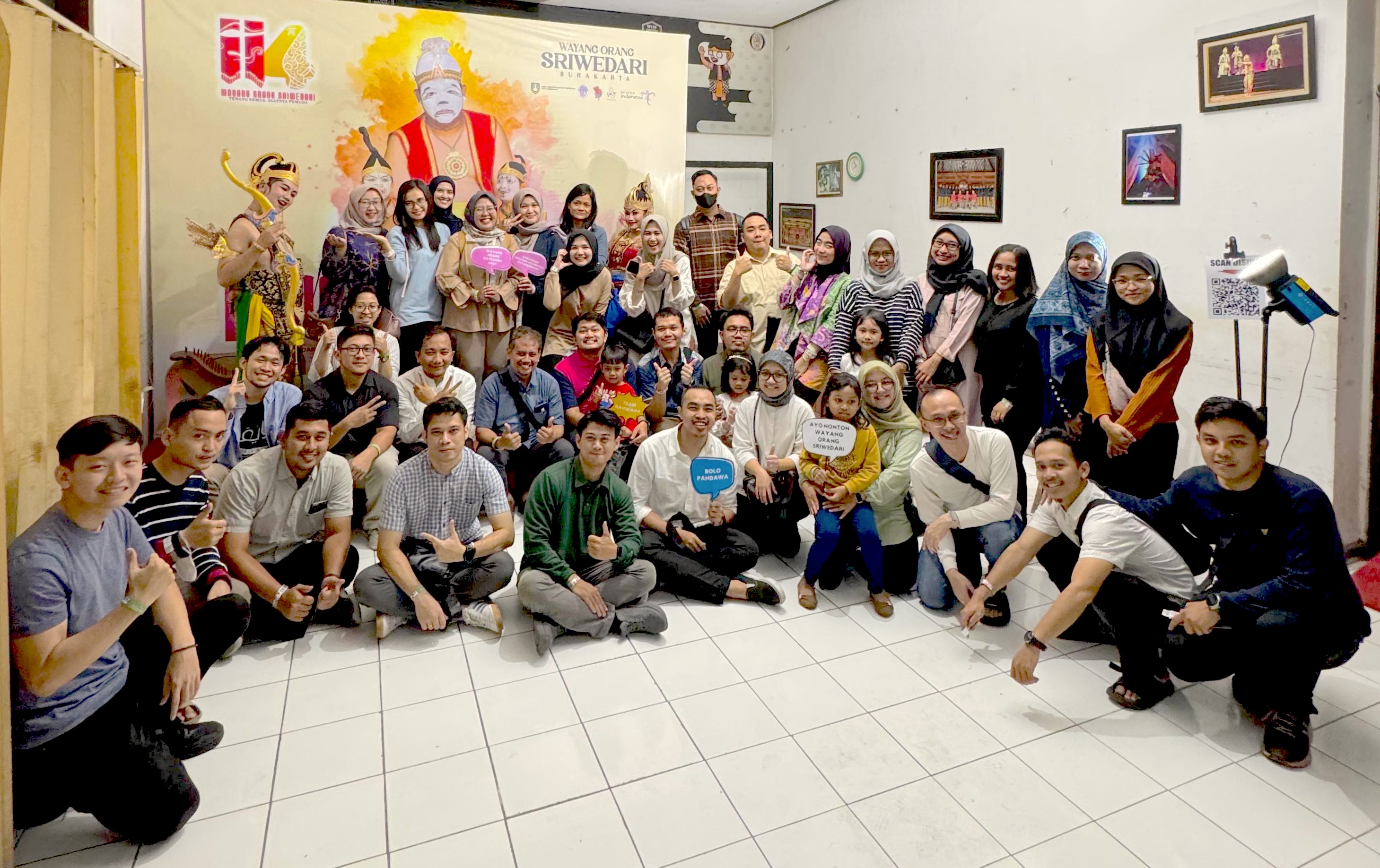 Nonton Bareng Wayang Orang Bersama Staf Pengajar dan PPDS Neurologi FK UNS